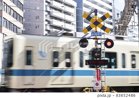 踏切を通過する列車の風景 踏切を通過する列車の風景 83652486