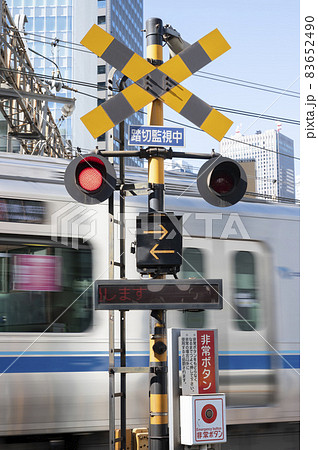 踏切を通過する列車の風景 83652490