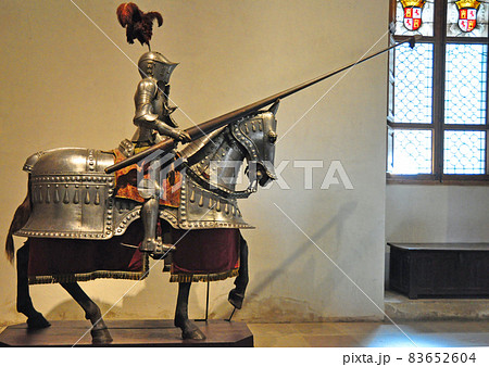 スペイン セゴビア アルカサス城の入り口甲冑を着て騎乗する騎士の写真