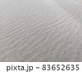 写真素材：海辺の砂場が波型に風の形を残す 83652635