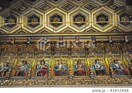 スペイン　セゴビア　アルカサス城　諸王の広間　上部に歴代の王の彫刻 83652698