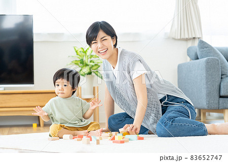 子供と遊ぶ若いお母さん 83652747