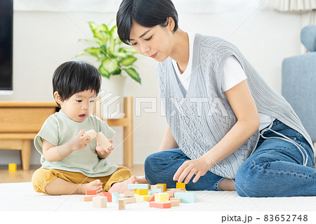 子供と遊ぶ若いお母さん 83652748