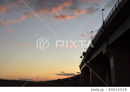 きれいな夕焼けと高速道路のシルエット きれいな夕焼けと高速道路のシルエット 83653528