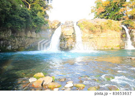 静岡県の渓谷にある美しい五竜の滝と虹 静岡県の渓谷にある美しい五竜の滝と虹 83653637