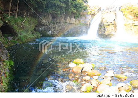 静岡県の渓谷にある美しい五竜の滝と虹 静岡県の渓谷にある美しい五竜の滝と虹 83653638