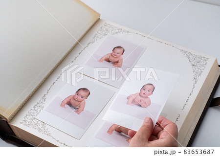 赤ちゃんの思い出写真の整理の写真素材 赤ちゃんの思い出写真の整理の写真素材