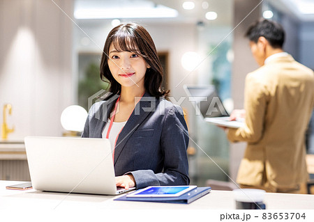 コワーキングスペースで仕事をする女性 撮影協力：WEEK芝大門(サンフロンティア不動産) 83653704