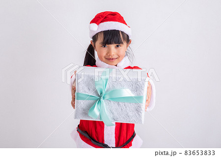 サンタの格好をして笑顔をうかべる女の子 サンタの格好でプレゼントボックスを抱える女の子の写真素材 6533
