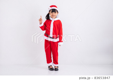 サンタの格好をして笑顔でポーズの女の子 サンタクロースの格好をしたかわいい女の子 83653847