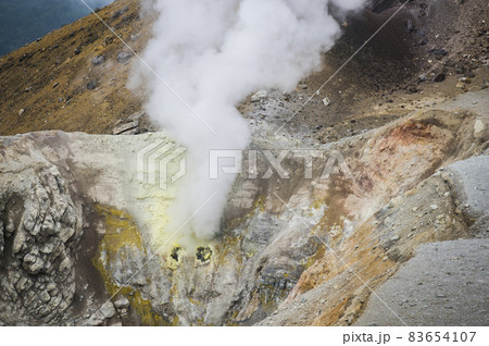雌阿寒岳ポンマチネシリ火口の噴煙 雌阿寒岳ポンマチネシリ火口の噴煙 83654107