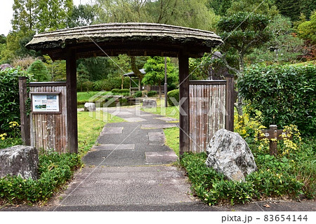 福井県　若狭瓜割名水公園（瓜割の滝）の庭園入口 83654144