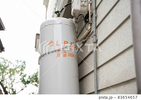屋外に設置されたプロパンガス 屋外に設置されたプロパンガス 83654657