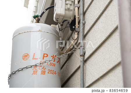 屋外に設置されたプロパンガス 屋外に設置されたプロパンガス 83654659