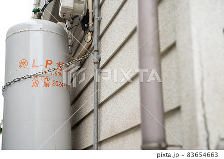 屋外に設置されたプロパンガス 83654663