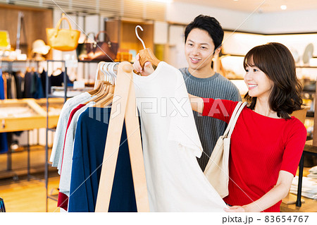 カップル　夫婦　ショッピング　買い物　　ライフスタイル 83654767