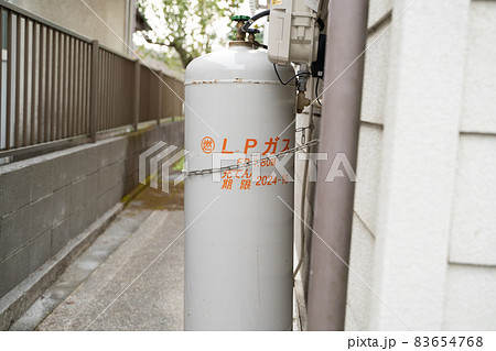 屋外に設置されたプロパンガス 83654768