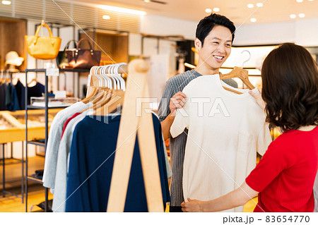 カップル 夫婦 ショッピング 買い物 ライフスタイル カップル 夫婦 ショッピング 買い物 ライフスタイル 83654770