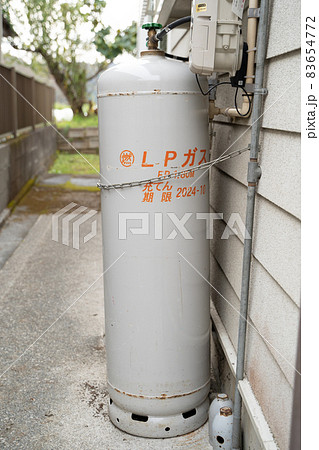 屋外に設置されたプロパンガス 屋外に設置されたプロパンガス 83654772