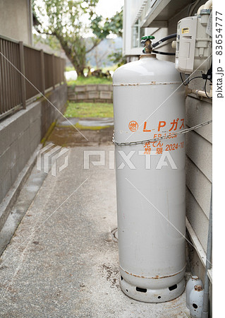 屋外に設置されたプロパンガス 屋外に設置されたプロパンガス 83654777