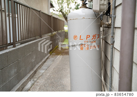 屋外に設置されたプロパンガス 屋外に設置されたプロパンガス 83654780