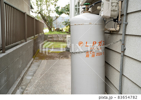 屋外に設置されたプロパンガス 屋外に設置されたプロパンガス 83654782