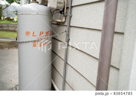 屋外に設置されたプロパンガス 屋外に設置されたプロパンガス 83654785