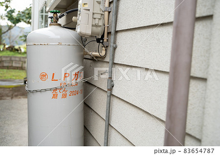 屋外に設置されたプロパンガス 83654787