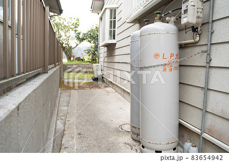 屋外に設置されたプロパンガス 屋外に設置されたプロパンガス 83654942