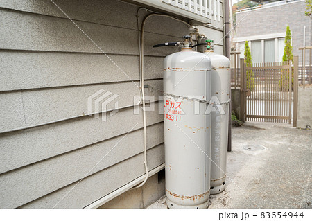 屋外に設置されたプロパンガス 83654944