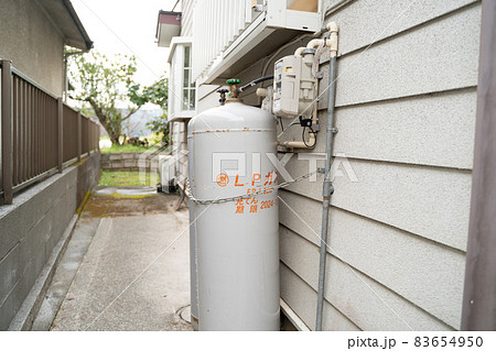 屋外に設置されたプロパンガス 83654950