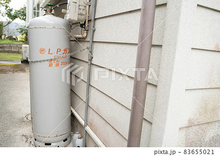 屋外に設置されたプロパンガス 屋外に設置されたプロパンガス 83655021
