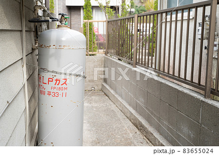 屋外に設置されたプロパンガス 83655024