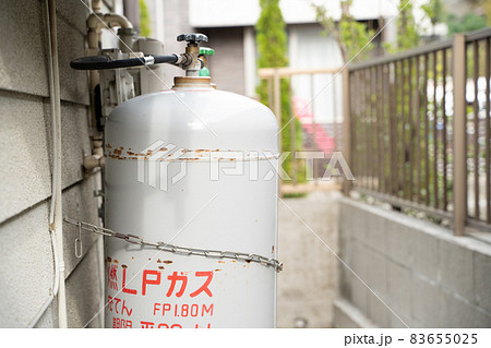 屋外に設置されたプロパンガス 屋外に設置されたプロパンガス 83655025