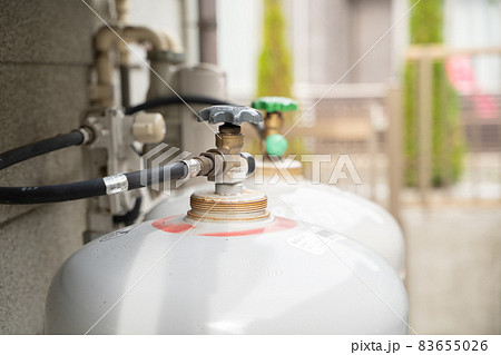 屋外に設置されたプロパンガス 83655026