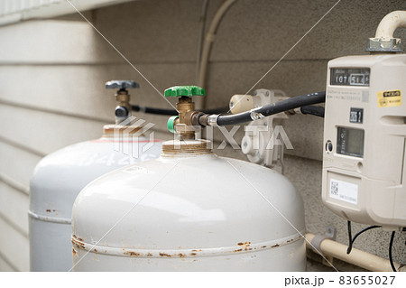 屋外に設置されたプロパンガス 83655027