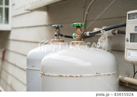 屋外に設置されたプロパンガス 屋外に設置されたプロパンガス 83655028