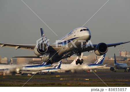 滑走路を離陸する飛行機 83655057