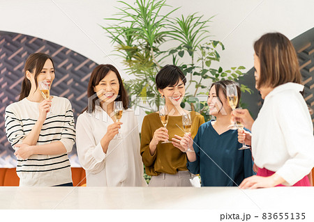 乾杯 女子会 パーティー　撮影協力：WEEK芝大門(サンフロンティア不動産) 83655135