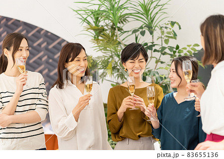 乾杯 女子会 パーティー　撮影協力：WEEK芝大門(サンフロンティア不動産) 83655136