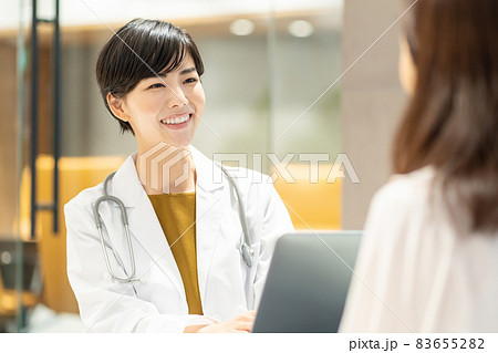 診察する若い女性医師 撮影協力:WEEK芝大門(サンフロンティア不動産) 診察する若い女性医師 撮影協力:WEEK芝大門(サンフロンティア不動産) 83655282