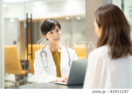 診察する若い女性医師 撮影協力:WEEK芝大門(サンフロンティア不動産) 診察する若い女性医師 撮影協力:WEEK芝大門(サンフロンティア不動産) 83655287