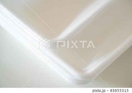 白色の食品トレー 83655315