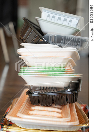 積みあがった食品トレーのイメージ 83655694