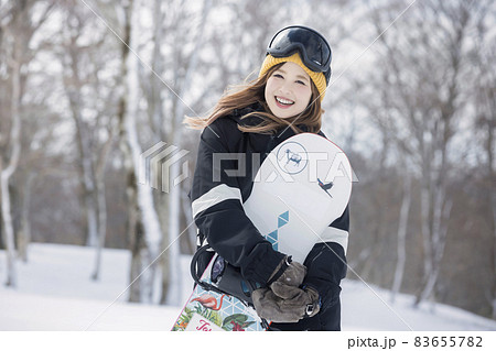 スノボを抱える若い女性 スノーボードイメージ  スノボを抱える若い女性 スノーボードイメージ  83655782