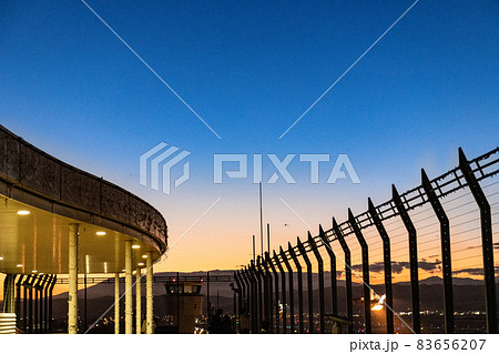 夕暮れの仙台国際空港ターミナルビル屋上展望デッキスマイルテラス 83656207