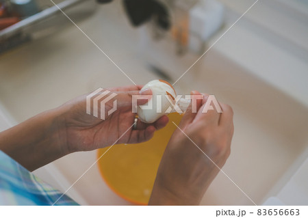 ゆで卵の殻をむく主婦 83656663