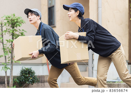 荷物を運ぶ配達ドライバー 荷物を運ぶ配達ドライバー 83656674