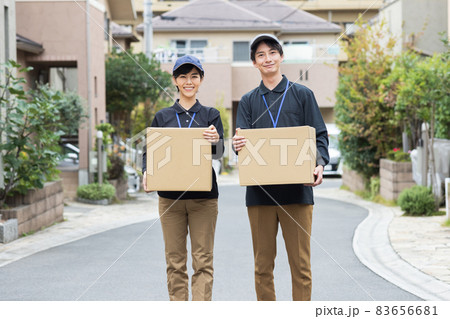 荷物を運ぶ配達ドライバー 83656681