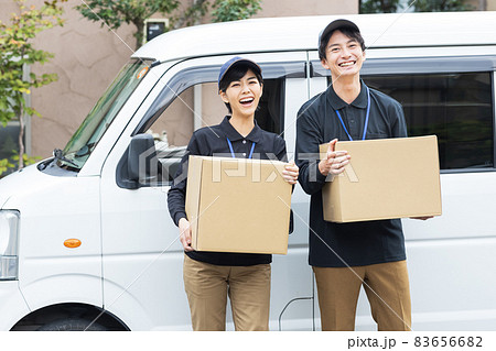 荷物を運ぶ配達ドライバー 荷物を運ぶ配達ドライバー 83656682